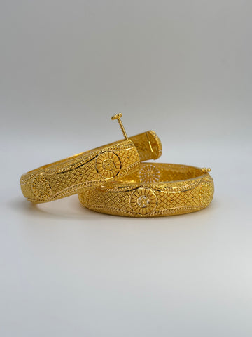 22KT Gold Kangans (sz 2.6)